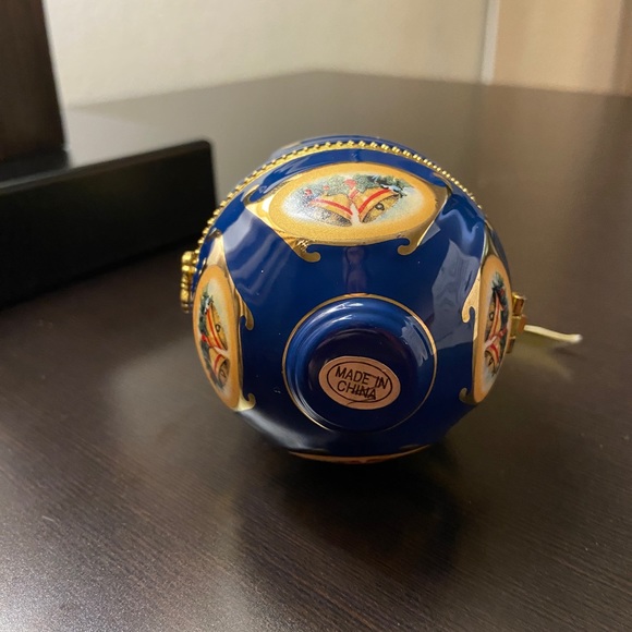 Valerie Parr Hill Porcelain Mr. Christmas Musical Egg Shaped Ornament Blue - Picture 5 of 7